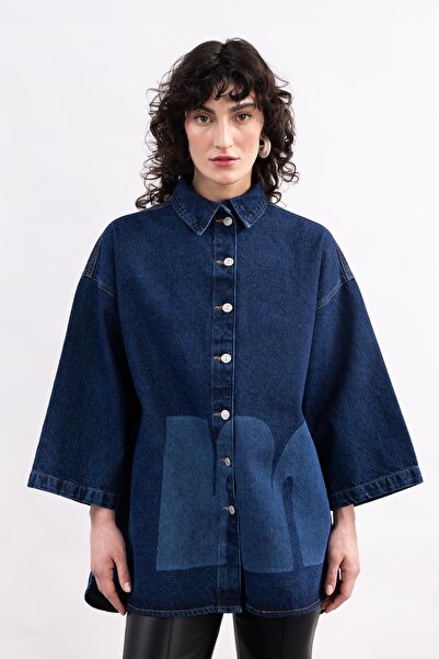 MİİN KOYU MAVİ TRUVAKAR KOLLU YAZI LAZER BASKILI DENIM GÖMLEK