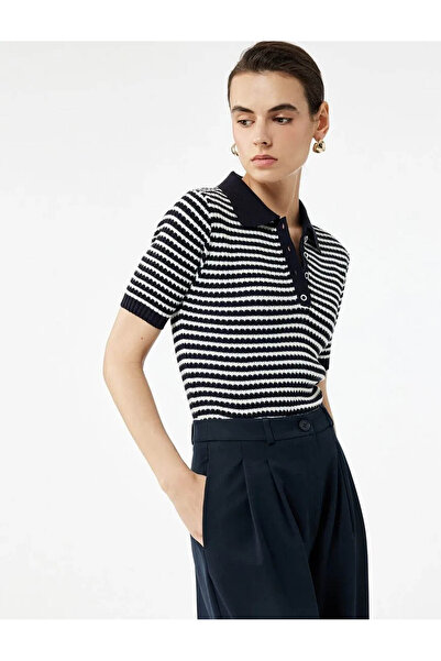 Koton Kurzärmliger gestreifter Strickpullover mit Knöpfen und Polokragen in E...