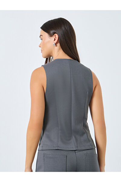 Styli Round Neck Fitted Buttoned Vest