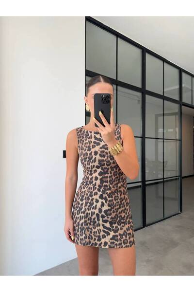 İLKCET MODA Μίνι φόρεμα με λεοπάρ στάμπα σε στενή εφαρμογή