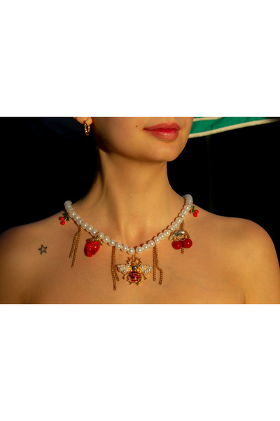 YUNÉA JEWELRY Golden Hive - İnci Detaylı Charm Kolye
