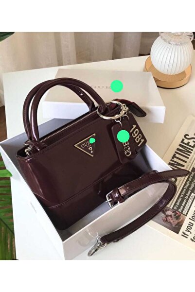 GUEE حقيبة كتف نسخه طبق الاصل من الماركه الشهيره تاتي معا علبه وكيس وكرت ضمان...