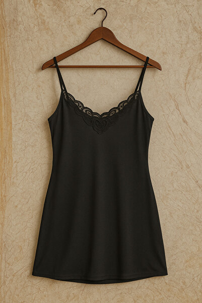 cherry queen Černá krajková noční košile s ramínky – stylové a pohodlné domácí oblečení