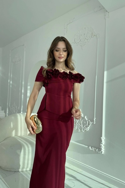 HELİS BUTİK Rochie de seară burgundă cu guler Madonna cu detalii florale 3D