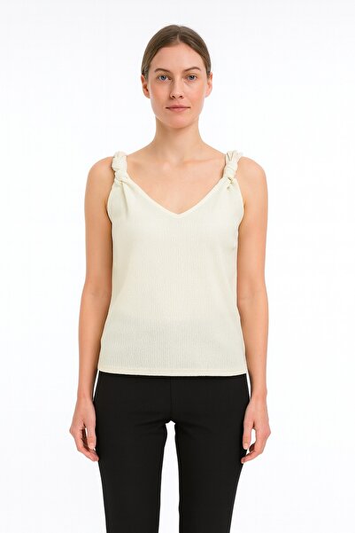 Evelora بلوزة بحزام بتفاصيل عقدة وياقة على شكل حرف V بلون كريمي