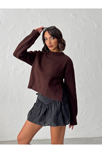 BEJNA Дамски кафяв пуловер с страничен разрез от мека плетена материя