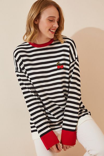 Happiness İstanbul Pulover oversize din tricotaje cu dungi brodate alb-negru pentru femei MT00045
