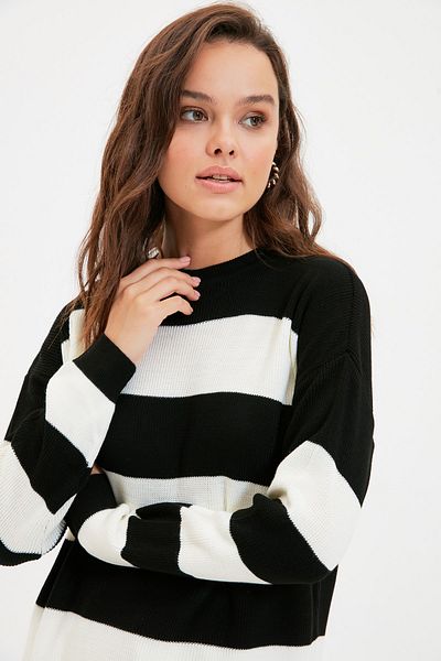 Trendyol Modest Schwarzer gestreifter Strickpullover TCTAW22AK0131