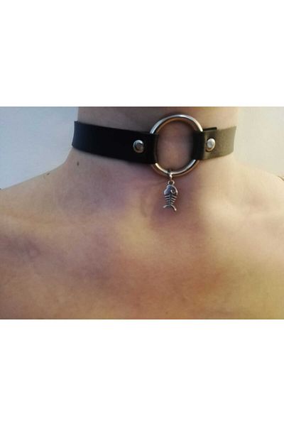 Fugusugu Fishbone Choker