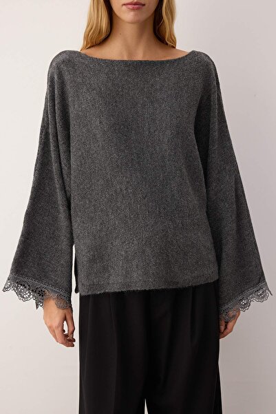 Trendyol Collection Anthrazitfarbener, mit Spitze verzierter, weich strukturierter Strickpullover TWOAW26KZ00228