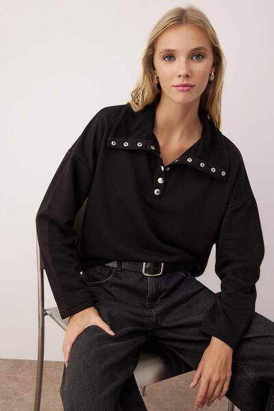 Trendyol Collection Černá Silná bez šardonu Detailní pohodlná pletená mikina s ležérním/ležérním střihem TWOAW26SW00010