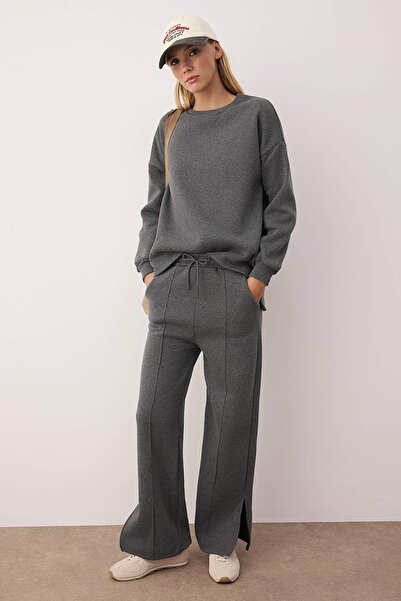 Trendyol Collection Anthrazitfarbenes Oberteil mit langem Rücken und Oversize-/Weit geschnittenem Oberteil und weit geschnittener Hose mit gestricktem Unterteil – Oberteil-Set TWOAW26AU00080