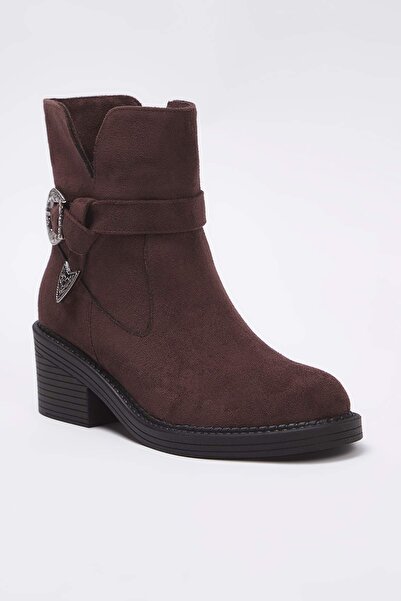 TRENDYOL SHOES Brązowe zamszowe botki damskie na klockowym obcasie z okrągłym noskiem i metalową klamrą
TAKAW26BO00077