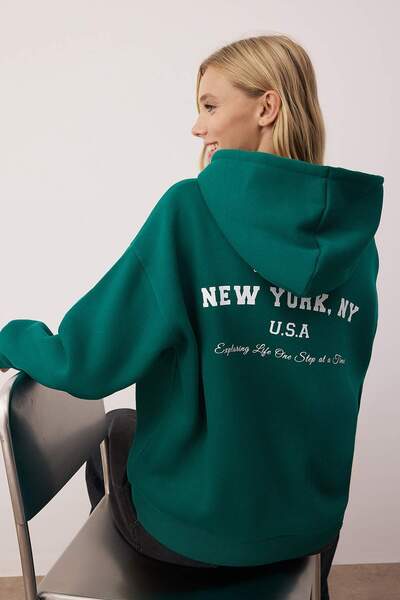 Trendyol Collection Smaragdově zelená silná fleecová mikina s kapucí a potiskem sloganu, s klokaní kapsou, pletená mikina TWOAW26SW00184