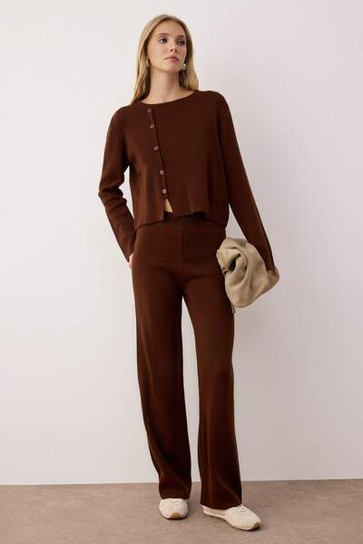 Trendyol Collection Кафяв асиметричен пуловер с копчета и панталони от трико - комплект TWOAW26AU00042