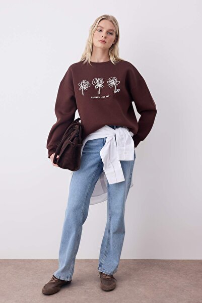 Trendyol Collection Кафяво бродирано пуловерче с широка кройка и дебела подплата от флийс TWOAW26SW00100