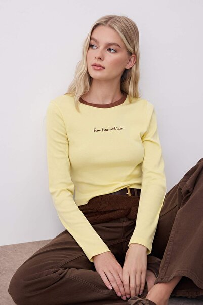 Trendyol Collection Ανοιχτό κίτρινο κεντημένο πλεκτό μπλουζάκι με λεπτομέρεια αντίθεσης TWOAW26TS00019