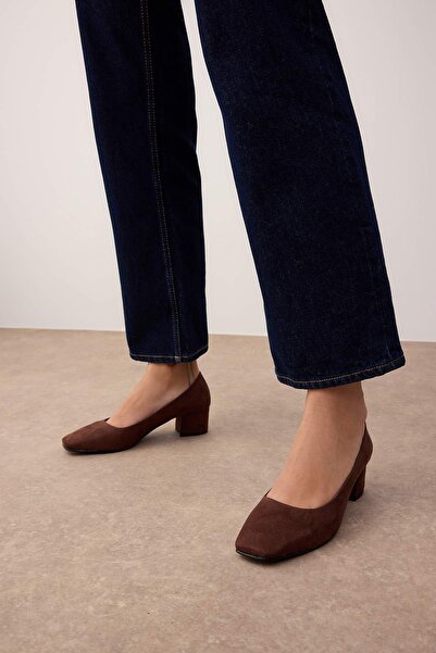 TRENDYOL SHOES Tmavě hnědé semišové dámské boty na blokovém podpatku s hranatou špičkou TAKAW26TO00000