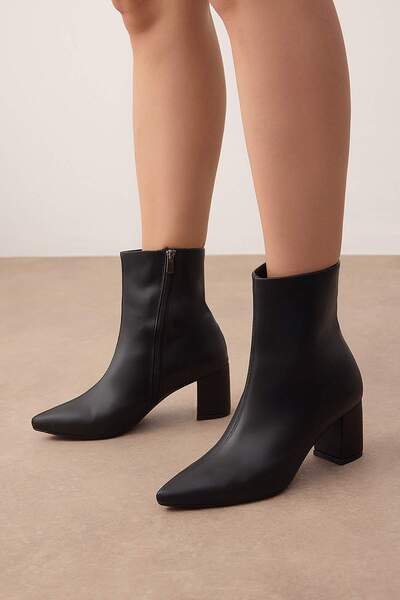 TRENDYOL SHOES Μαύρα μυτερά γυναικεία μποτάκια με τακούνι 
 TAKAW26BO00067 ΤΑΚΑΒ26BO00067