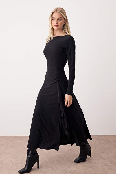 Trendyol Collection Μαύρο ίσιο φόρεμα με λεπτομέρεια με βολάν και λαιμόκοψη με καγιάκ, μάξι πλεκτό φόρεμα TWOAW26EL00210