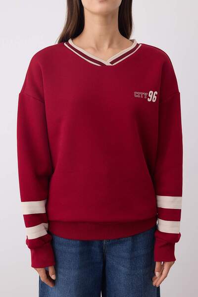 Trendyol Collection Teen Burgundy Knitted Slogan Color Block Oversize/Wide Fit Sweatshirt Twoaw26Sw00065