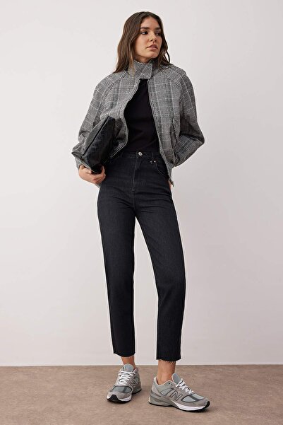 Trendyol Collection Czarne jeansy Mom Comfort z wysokim stanem TWOSS25JE00279