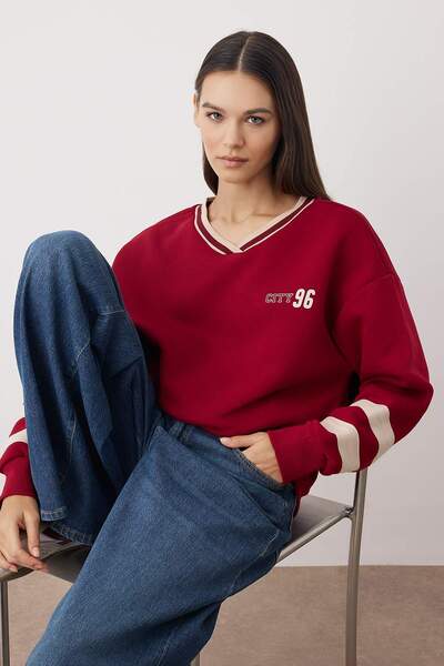 Trendyol Collection Teen Burgundy Knitted Slogan Color Block Oversize/Wide Fit Sweatshirt Twoaw26Sw00065