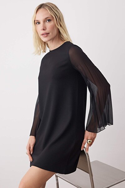 Trendyol Collection Μίνι ελαστικό πλεκτό φόρεμα με λεπτομέρεια από υφαντό σιφόν μαύρο Shift TWOAW26EL00161
