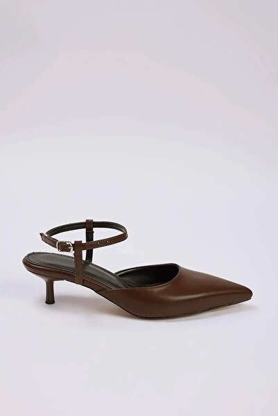 TRENDYOL SHOES حذاء نسائي بحزام للكاحل بلون بني داكن ومقدمة مدببة وكعب 3 سم T...