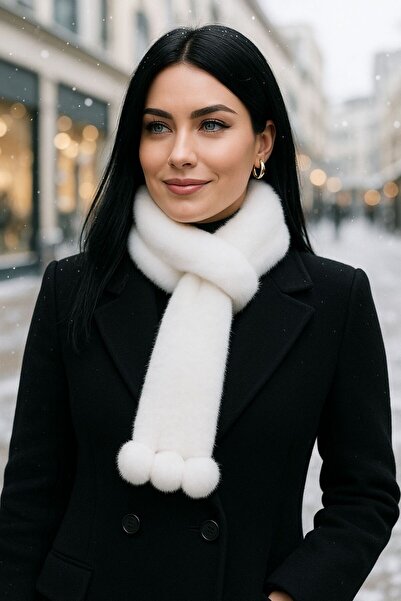 Axesoire 14696 Біла плюшева шарф з помпонами на кінцях