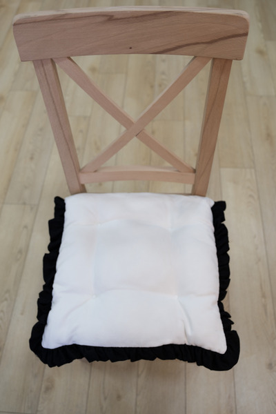 GOCCIA Beyaz Siyah Fırfırlı Özel Dikişli Sandalye Minderi Dolgulu Kare Bağcıklı Yıkanabilir 40x40 cm