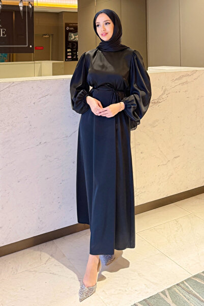 Tesettür Diyarı Σατέν μαύρο φόρεμα - Μανίκι μπαλόνι και λεπτομέρεια δεμένη στ...