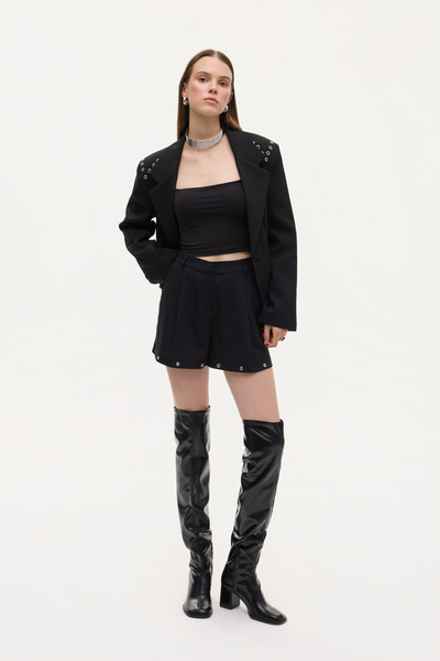 Quzu شورت قصير مطوي من الأمام مع إكسسوارات عين الطيور باللون الأسود