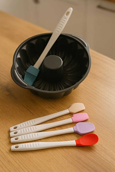 CKM silikon قالب كيك دائري الشكل ومجموعة من 5 ملاعق بلاستيكية صغيرة بمقابض