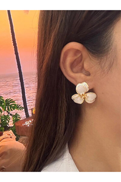 Giden Aksesuar Sedefli Beyaz Büyük Çiçek Model Küpe