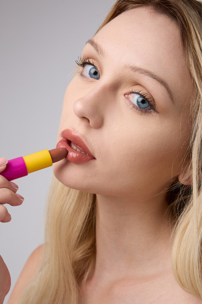 Farfasha Lip Stick Fiyonklu Parlak Bitişli Ruj