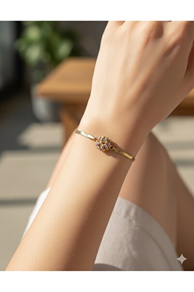 bettin tasarım سوار نسائي من الفولاذ باللون الذهبي مع تفاصيل خرز متعدد الألوان