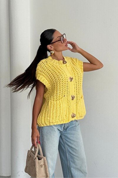 Noi Belis Soft Textured Knitwear Vest with Large Button Detail Aw25Yl0004