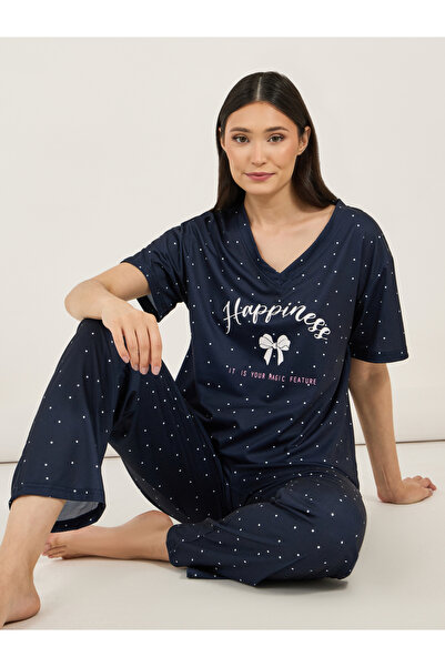 Styli طقم بيجاما بطبعة نقطية وقميص تي شيرت مطبوع عليه شعار وفتحة رقبة على شكل...