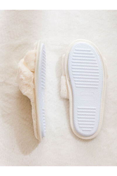 LC Waikiki Shining Store'dan Işıltılı Seçimler | Çapraz Bantlı Kadın Ev Terliği