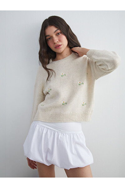 LC Waikiki Esvab Giyim'den Şık Tercihler | Bisiklet Yaka Çiçek Nakışlı Kadın Triko Kazak