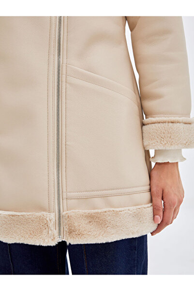 LC Waikiki Palton LCW Modest Bej cu guler de blană pentru femei aspect de piele