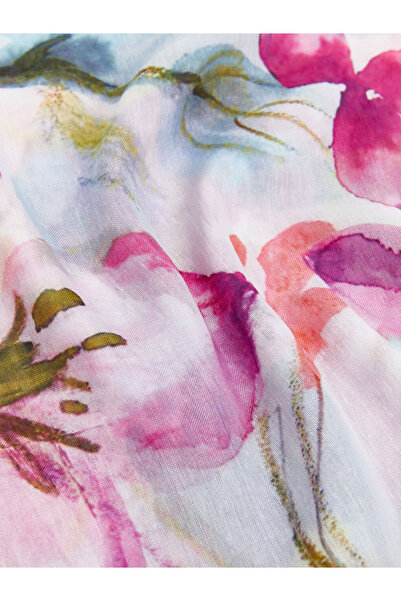 LC Waikiki Λαμπερές επιλογές από το Shining Store |   Γυναικείο σάλι με λουλουδάτο σχέδιο