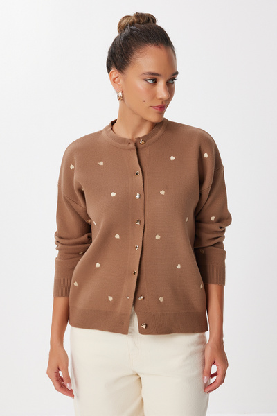 Lovelyİstanbul Stylový pletený kardigan s výšivkou srdce na knoflíky LNX0008 HNĚDÝ