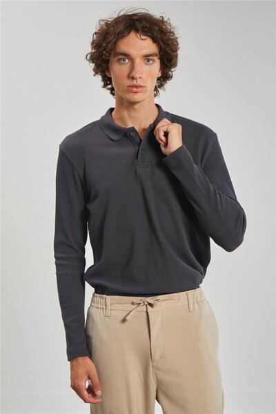 BARRELS AND OIL سويت شيرت رجالي بياقة بولو بنمط الوافل - أنثراسيت