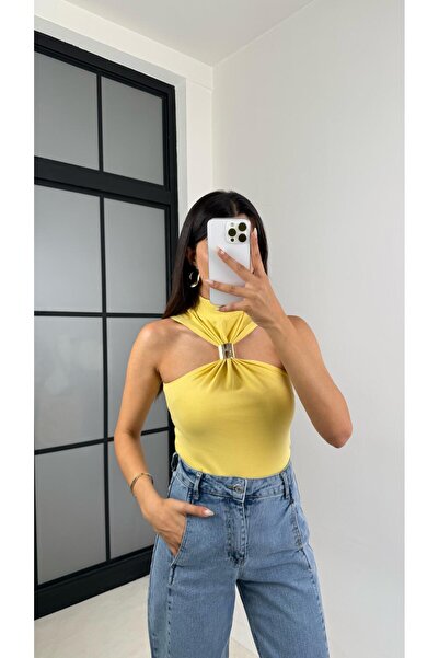 Gaus بلوزة صفرية اللون مع تفاصيل مشبك ذهبي GAUS-0098