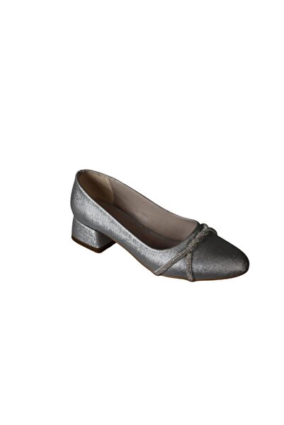 Yaz Kış Ayakkabı حذاء نسائي من YAZKIŞ باللون الأسود والفضي اللامع مع أحجار مل...