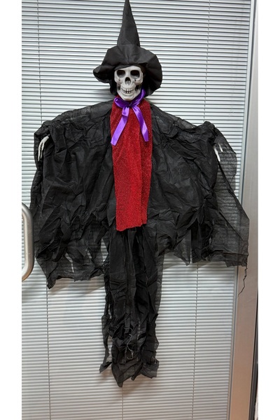 Cansüs Cadılar Bayramı İskeletli Büyücü Dekor – Şapkalı ve Pelerinli Asma Süs | 90 cm