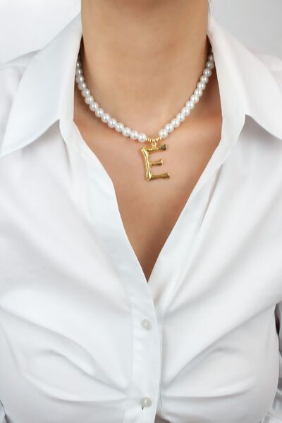 Liveyn Design قلادة حرف E من اللؤلؤ الزجاجي