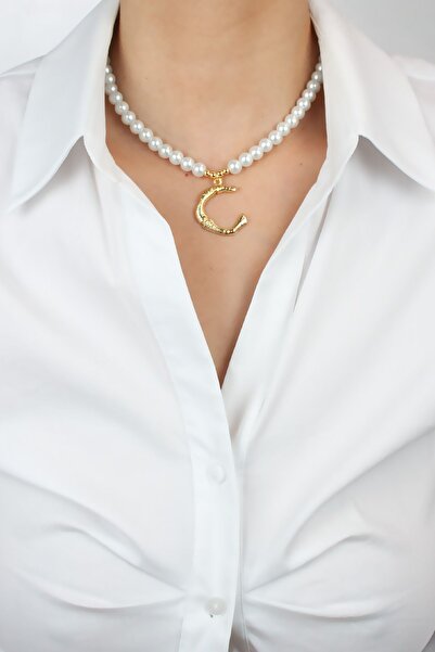 Liveyn Design قلادة حرف C من اللؤلؤ الزجاجي